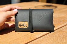 Afbeelding in Gallery-weergave laden, Tabacco etui/portemonnee van gerecyclde wetsuit - NALU
