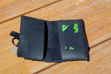 Afbeelding in Gallery-weergave laden, Tabacco etui/portemonnee van gerecyclde wetsuit - NALU