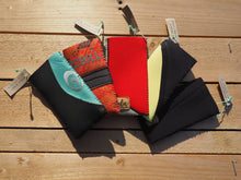 Afbeelding in Gallery-weergave laden, Zonnebril/telefoonhoesje van gerecyclede wetsuit - NALU