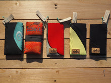 Afbeelding in Gallery-weergave laden, Zonnebril/telefoonhoesje van gerecyclede wetsuit - NALU