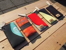Afbeelding in Gallery-weergave laden, Zonnebril/telefoonhoesje van gerecyclede wetsuit - NALU