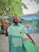 Afbeelding in Gallery-weergave laden, Surfponcho voor op reis - Groen M - Wave Hawaii