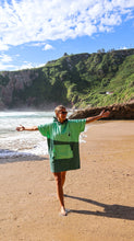 Afbeelding in Gallery-weergave laden, Surfponcho voor op reis - Groen M - Wave Hawaii