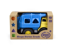 Afbeelding in Gallery-weergave laden, Zandspeelgoed truck met vormen sorteren - Greentoys