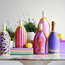 Afbeelding in Gallery-weergave laden, Koelsleeve voor wijnfles - panter lila - Gift Company
