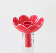 Afbeelding in Gallery-weergave laden, Kaarshouder fles - emaille - bloem - diverse kleuren - Overbeck&amp;Friends
