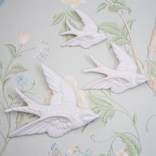Afbeelding in Gallery-weergave laden, Muurdecoratie drie zwaluwen – wit – Sass &amp; Belle
