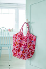 Afbeelding in Gallery-weergave laden, Canvas Shopper/Strandtas met rode/roze viooltjes - Overbeck and Friends
