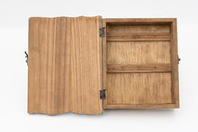 Afbeelding in Gallery-weergave laden, Schilderij/sleutelkastje met strandhuisjes - Batela
